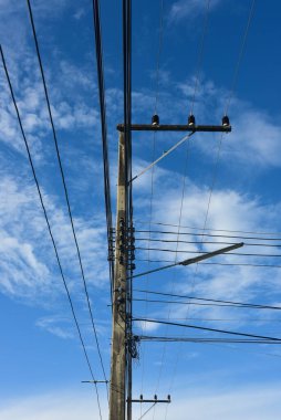 Arka plan için mavi gökyüzü ve beyaz bulutlar