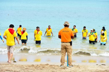 Chon Buri Tayland 01 Ağustos 2019 Görüntü Japon şirketi çalışanlarını 2019 Plaj Ekibi Mükemmellik Ekibi çalışmalarına götürüyor.  