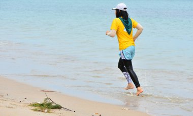 Chon Buri Tayland bulanık Japon şirketi çalışanlarını 2019 Plaj Ekibi Mükemmellik Ekibi çalışmalarına götürüyor.