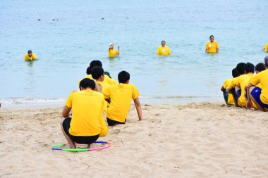 Chon Buri Tayland bulanık Japon şirketi çalışanlarını 2019 Plaj Ekibi Mükemmellik Ekibi çalışmalarına götürüyor.