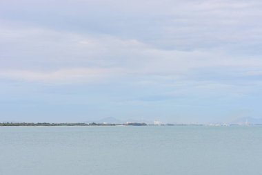 Deniz kenarında gece kumsalı ve mavi gökyüzü bulutlu, şehir gecesi