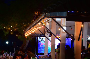 Chon Buri Tayland 2 Ağustos 2019 Bulanık Gece Partisi etkinlikten sonra sahilde.