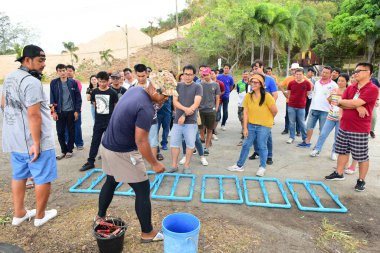 Chon Buri Tayland bulanık Japon şirketi çalışanlarını 2019 Plaj Ekibi Mükemmellik Ekibi çalışmalarına götürüyor.