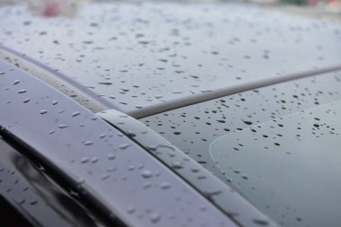 Bangkok Tayland 3 Ağustos 2019 Dayanıklı cam araba farları yağmurdan düşen su damlacıklarıyla siyah bir arabayı aydınlatıyor.