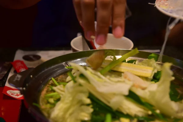 ラヨンタイ2019年8月02日未確認のすき焼き中華スープ 日本の食べ物はしゃぶしゃぶです 鍋の中のすき料理が煮込んだ — ストック写真