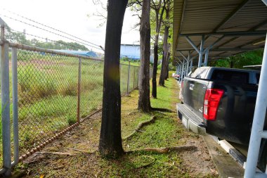 Rayong Tayland 09 Ağustos 2019 Kimliği belirsiz insanlar park halindeki arabada arabayı durdurur.