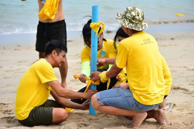 Chon Buri Tayland 01 Ağustos 2019 Japon şirketi çalışanlarını sahildeki etkinliklere götürüyor..