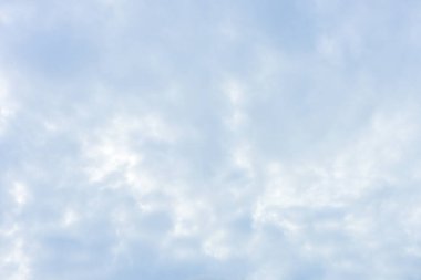 Arka plan için mavi gökyüzü ve beyaz bulutlar