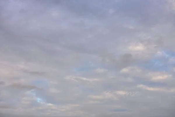 パステルカラフルな空と雲の白 美しい午後のバブルの空と雲の白 — ストック写真