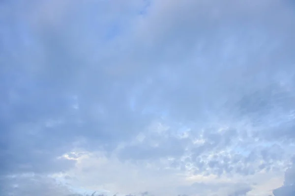 背景に青い空と白い雲 — ストック写真