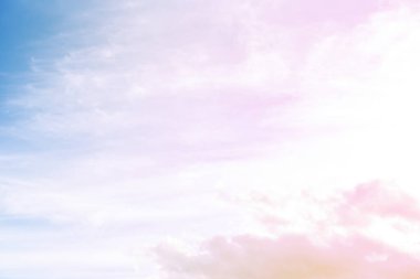 Arka plan için mavi gökyüzü ve beyaz bulutlar