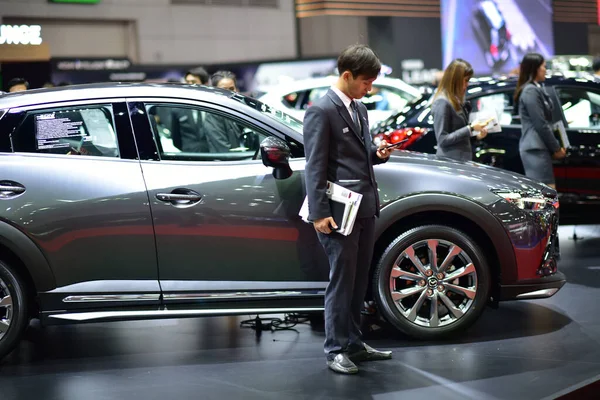 Bangkok Thailand August 2019 Blur Unidentified Salesman Sells Cars Bangkok — Stock Photo, Image