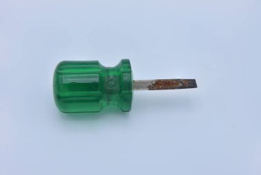 Eski yeşil tornavidalar. beyaz arkaplanda izole