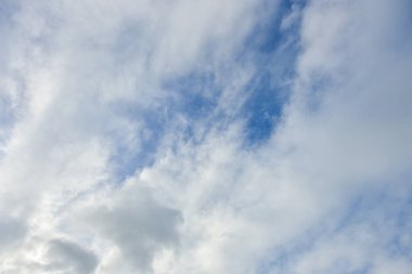 Arka plan için mavi gökyüzü ve beyaz bulutlar