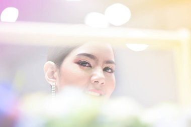 Bangkok Tayland 24 Ağustos 2019 Tanımlanamayan Güzel Bangkok Motor Fuarı 'nda satılık bir araba sunuyor.