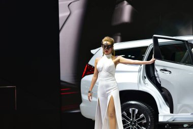 Bangkok Tayland 24 Ağustos 2019 Tanımlanamayan Güzel Bangkok Motor Fuarı 'nda satılık bir araba sunuyor.