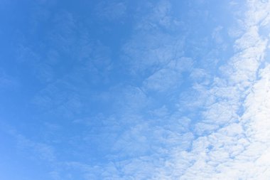 Arka plan için mavi gökyüzü ve beyaz bulutlar