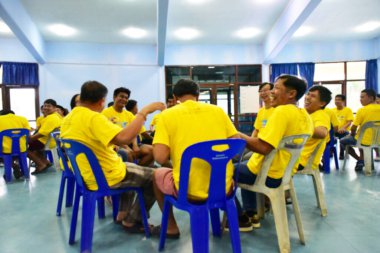 Chon Buri Tayland 01 Ağustos 2019 Japon şirketi çalışanlarını sahildeki etkinliklere götürüyor..