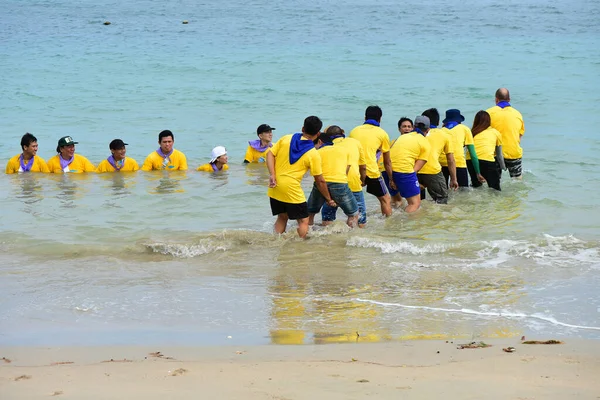 Chon Buri Tajlandia Sierpień 2019 Japońska Firma Zabiera Pracowników Plażę — Zdjęcie stockowe