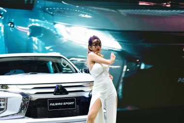 Bangkok Tayland 24 Ağustos 2019 Tanımlanamayan Güzel Bangkok Motor Fuarı 'nda satılık bir araba sunuyor.