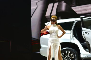 Bangkok Tayland 24 Ağustos 2019 Tanımlanamayan Güzel Bangkok Motor Fuarı 'nda satılık bir araba sunuyor.