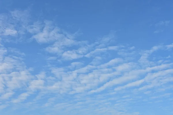 Blauer Himmel Und Weiße Wolken Als Hintergrund — Stockfoto