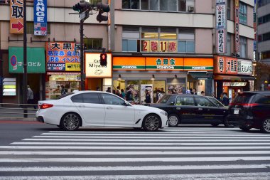 Yamanashi japan 23 Kasım 2018 Kimliği belirsiz insanlar otobüs durağı kırmızı hat, mavi hat, Fuji San dağı ve sokak manzarası için yeşil hat bekliyor. Japonya 'nın en ünlü şehri Fuji Dağı.  
