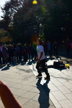 Yamanashi japan 23 Kasım 2018 Kimliği belirsiz insanlar otobüs durağı kırmızı hat, mavi hat, Fuji San dağı ve sokak manzarası için yeşil hat bekliyor. Japonya 'nın en ünlü şehri Fuji Dağı.  