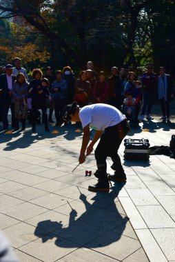 Yamanashi japan 23 Kasım 2018 Kimliği belirsiz insanlar otobüs durağı kırmızı hat, mavi hat, Fuji San dağı ve sokak manzarası için yeşil hat bekliyor. Japonya 'nın en ünlü şehri Fuji Dağı.  