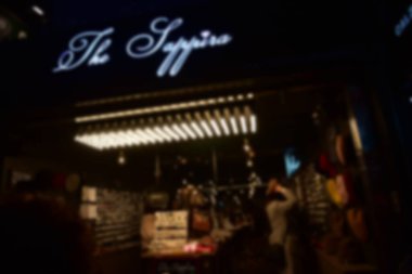 Yamanashi japan 23 Kasım 2018 Kimliği belirsiz insanlar otobüs durağı kırmızı hat, mavi hat, Fuji San dağı ve sokak manzarası için yeşil hat bekliyor. Japonya 'nın en ünlü şehri Fuji Dağı.  