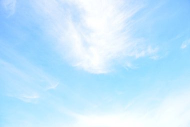 Mavi gökyüzü ve arka plan için küçük beyaz bulutlar. 