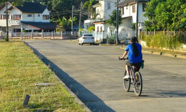 Rayong Tayland 3 Kasım 2021 Kimliği belirsiz çocuklar sokakta bisiklet sürüyor.