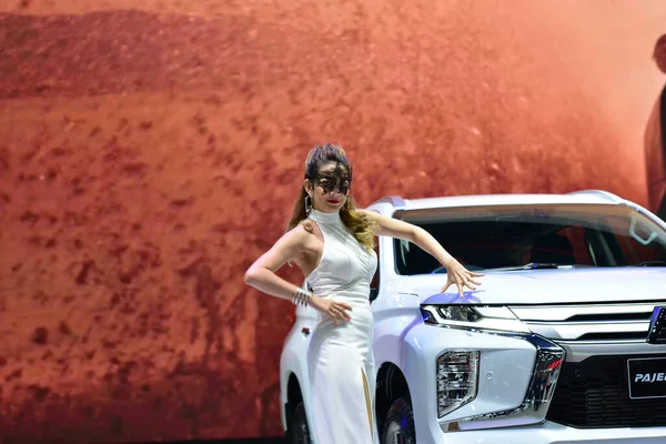 Bangkok Tayland 24 Ağustos 2019 Tanımlanamayan Güzel Bangkok Motor Fuarı 'nda satılık bir araba sunuyor.