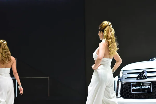 Bangkok Tayland 24 Ağustos 2019 Tanımlanamayan Güzel Bangkok Motor Fuarı 'nda satılık bir araba sunuyor.