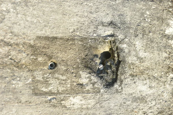콘크리트로 둘러싸여 강철로 배수구 — 스톡 사진