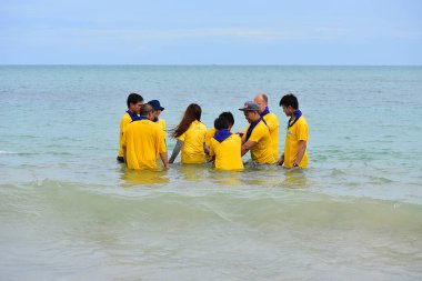 Chon Buri Tayland 01 Ağustos 2019 Japon şirketi çalışanlarını sahildeki etkinliklere götürüyor..