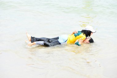 Chon Buri Tayland 01 Ağustos 2019 Japon şirketi çalışanlarını sahildeki etkinliklere götürüyor..