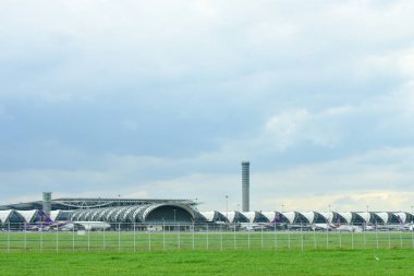 Ladkrabang Tayland 24 Ağustos 2019 Bulut Yolcu uçağı bulutların ve ağacın üzerinde mavi gökyüzünde uçuyor. Yolcu uçağı Suvarnabhumi Havaalanına iniyor.