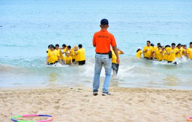 Chon Buri Tayland 01 Ağustos 2019 Japon şirketi çalışanlarını sahildeki etkinliklere götürüyor..