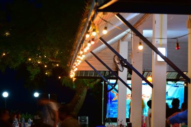 Chon Buri Tayland 2 Ağustos 2019 Bulanık Gece Partisi etkinlikten sonra sahilde.