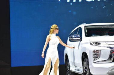 Bangkok Tayland 24 Ağustos 2019 Tanımlanamayan Güzel Bangkok Motor Fuarı 'nda satılık bir araba sunuyor.