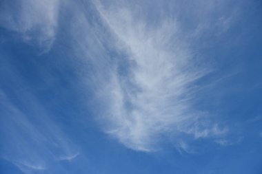 Arka plan için mavi gökyüzü ve beyaz bulutlar