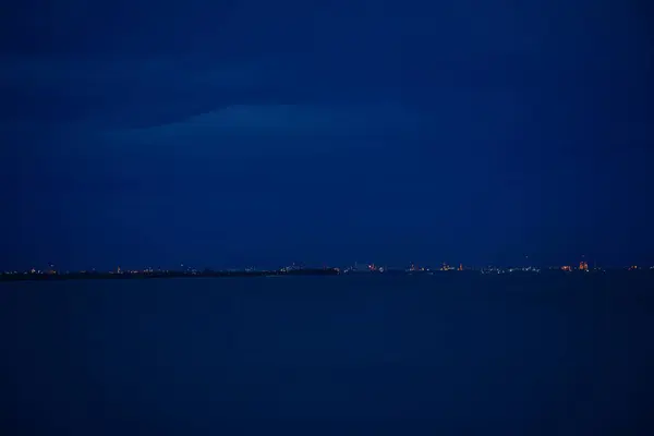Узбережжя Нічному Пляжі Блакитне Небо Хмарою Міська Ніч — стокове фото