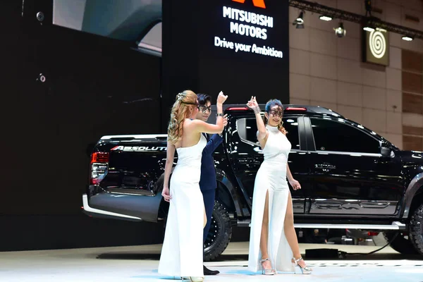 Bangkok Tayland 24 Ağustos 2019 Tanımlanamayan Güzel Bangkok Motor Fuarı 'nda satılık bir araba sunuyor.