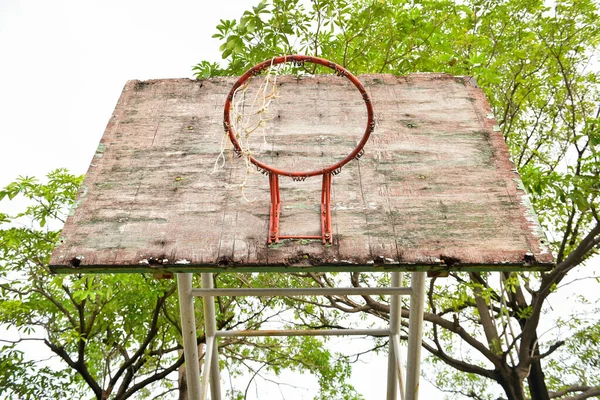 篮球场 背板为老木板 蓝天白云 旧海盆体育馆 — 图库照片