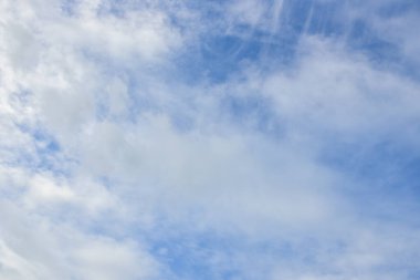 Arka plan için mavi gökyüzü ve beyaz bulutlar