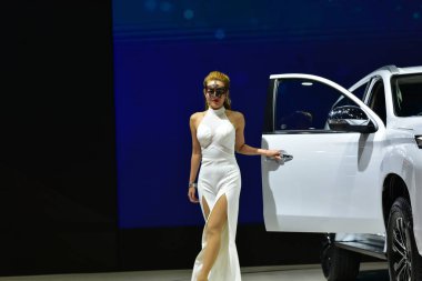 Bangkok Tayland 24 Ağustos 2019 Tanımlanamayan Güzel Bangkok Motor Fuarı 'nda satılık bir araba sunuyor.