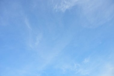 Arka plan için mavi gökyüzü ve beyaz bulutlar