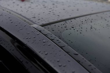 Bangkok Tayland 3 Ağustos 2019 Dayanıklı cam araba farları yağmurdan düşen su damlacıklarıyla siyah bir arabayı aydınlatıyor.