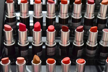 Rayong, Tayland 19 Ağustos 2019 Görüntü Rayong, Tayland 'daki alışveriş merkezlerinde birçok renk ruju. Renkli ruj